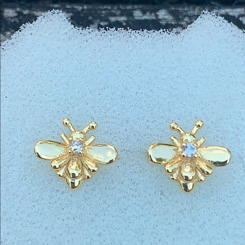 NEW Dainty Diamond Bee Ear Cuff 🐝 - Picture 5 of 7